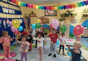 Taniec z balonami - grupa "Krasnale"